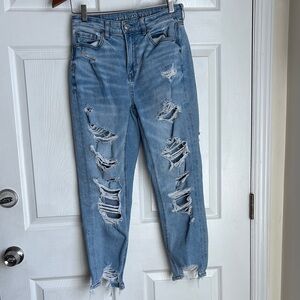 AMERICAN EAGLE Stretch Mom jeans size 4 Short distressed bite ankle light wash